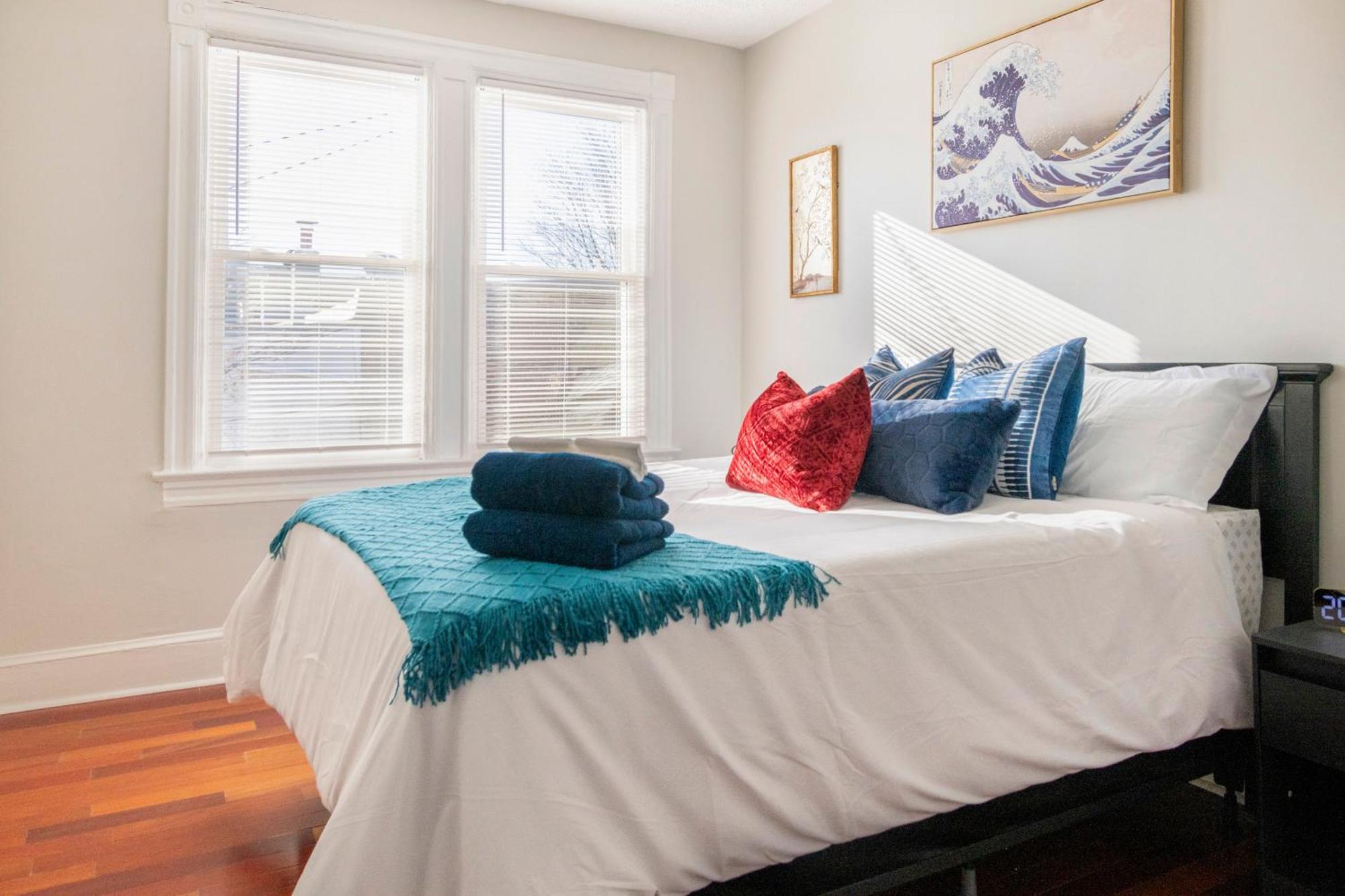 Holiday home Charming 4 Bedroom House!1 Mile From Capitol Hill! *