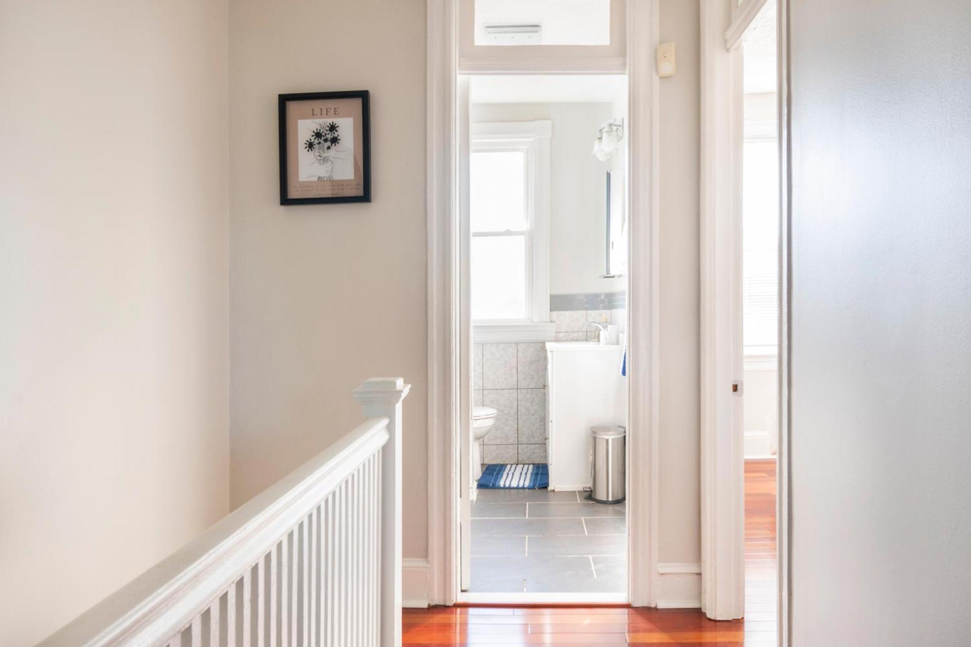 Charming 4 Bedroom House!1 Mile From Capitol Hill! Holiday home Washington