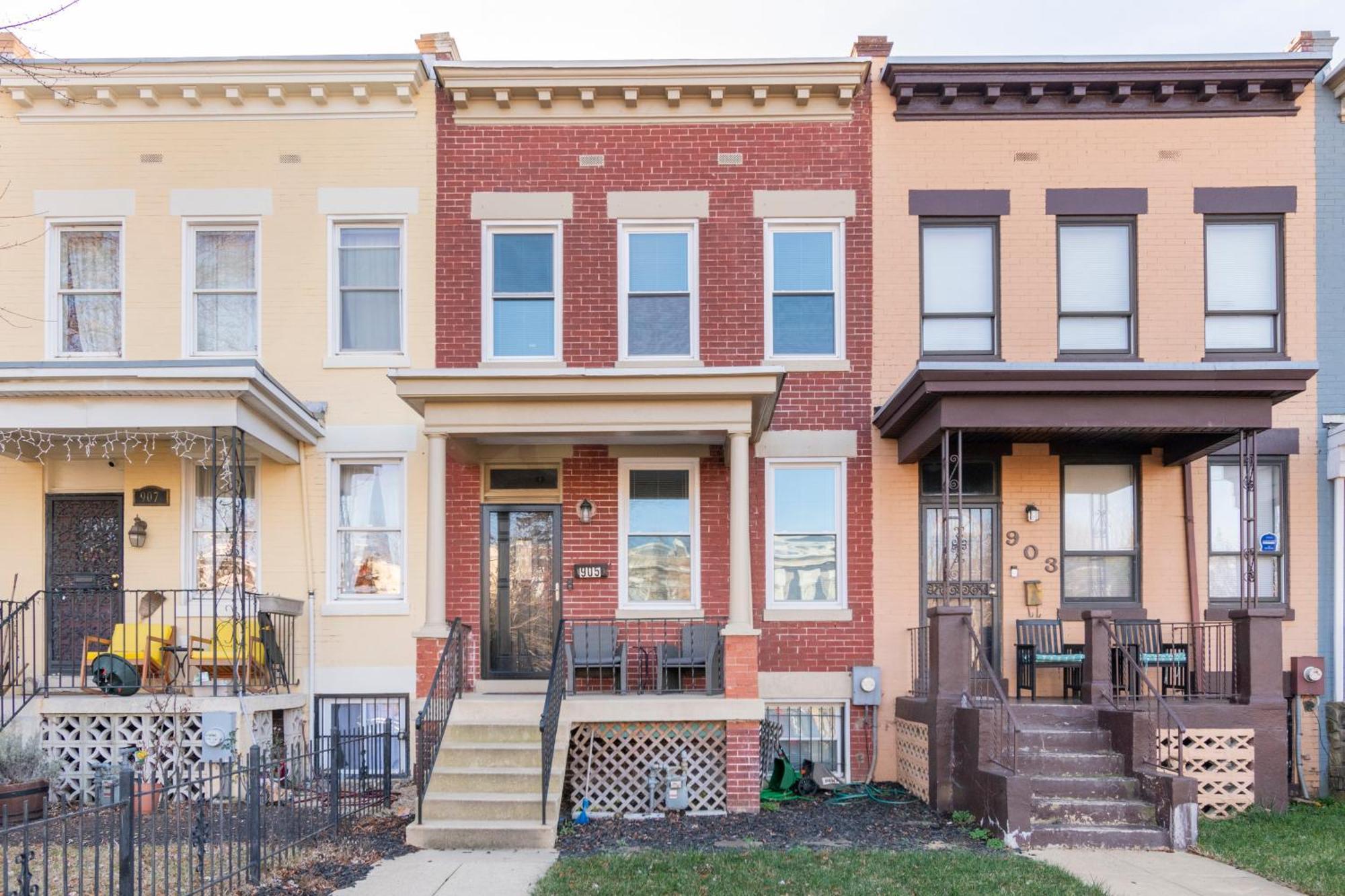 Holiday home Charming 4 Bedroom House!1 Mile From Capitol Hill! *